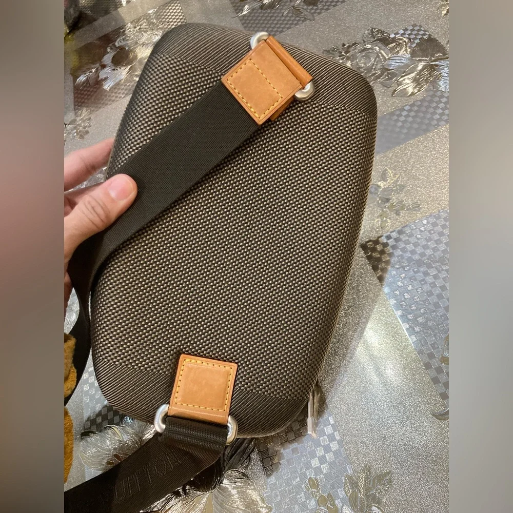 💯% Authentic Louis Vuitton crossbody - Picture 4 of 16